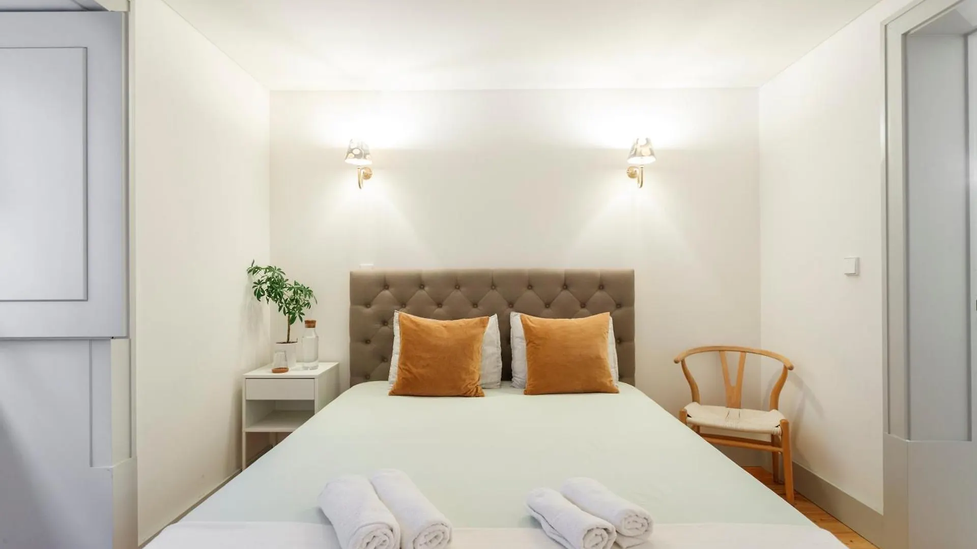 Apartment With Balcony In A Street In The Historic Center Of Downtown Lizbona
