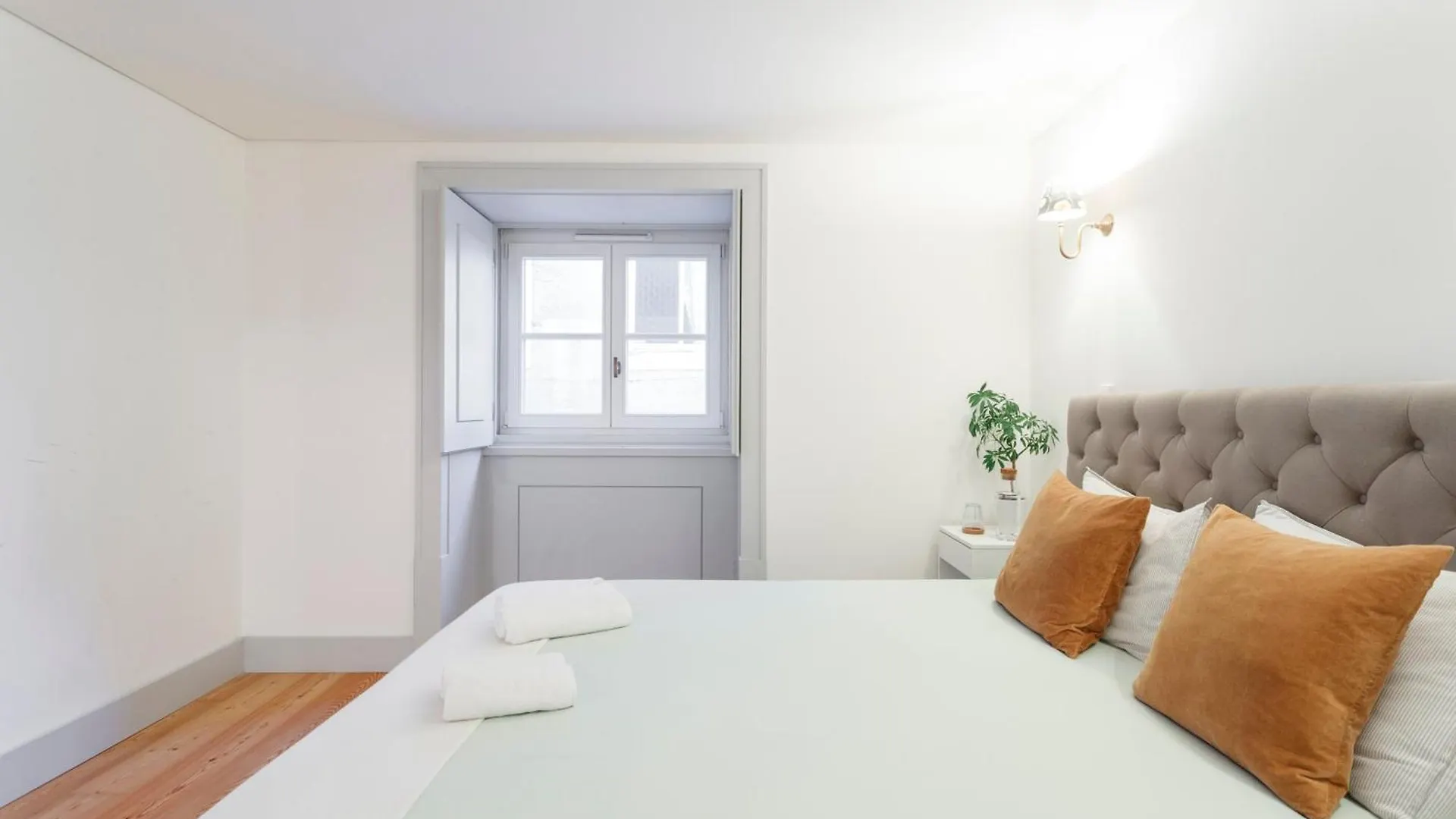 Apartment With Balcony In A Street In The Historic Center Of Downtown Lisbon